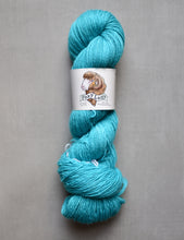 Load image into Gallery viewer, blue foxy lady yarn hank